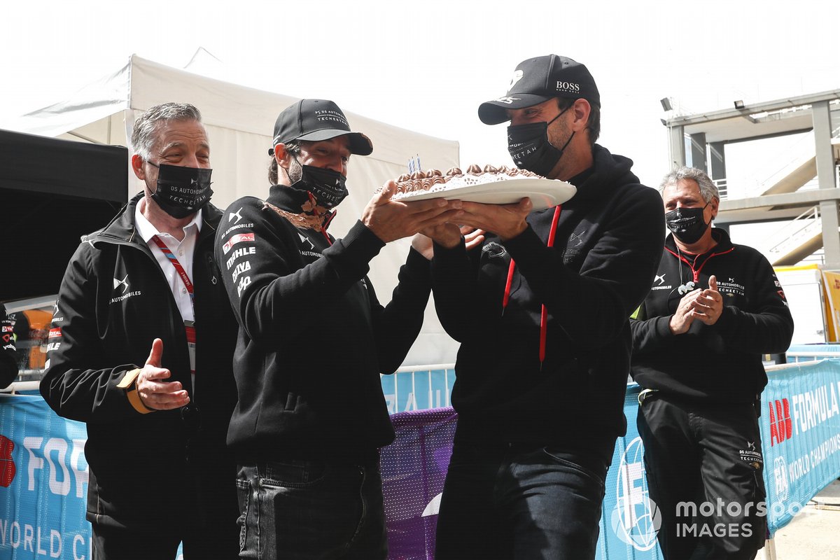 Jean-Eric Vergne, DS Techeetah recibe su tarta de cumpleaños de Antonio Felix Da Costa, DS Techeetah