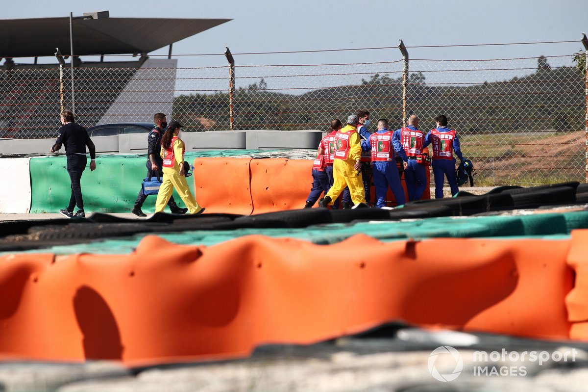 Comisarios y el equipo médico atienden a Jorge Martin, Pramac Racing tras su caída en Portimao