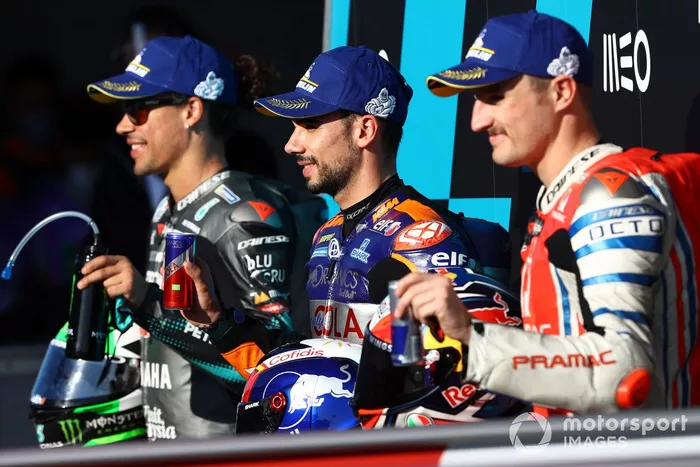 Los 3 primeros clasificados: ganador de la pole Miguel Oliveira, Red Bull KTM Tech 3, segundo Franco Morbidelli, Petronas Yamaha SRT, tercero Jack Miller, Pramac Racing
