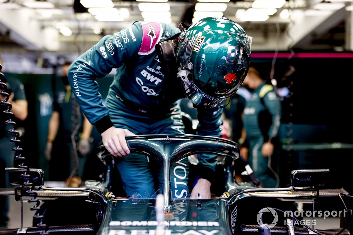Lance Stroll, Aston Martin, monte dans sa monoplace