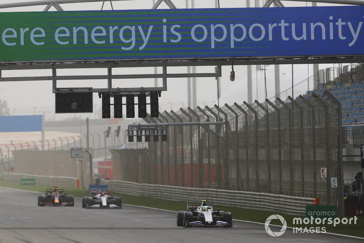 Mick Schumacher, Haas VF-21, Kimi Raikkonen, Alfa Romeo Racing C41 y Max Verstappen, Red Bull Racing RB16B