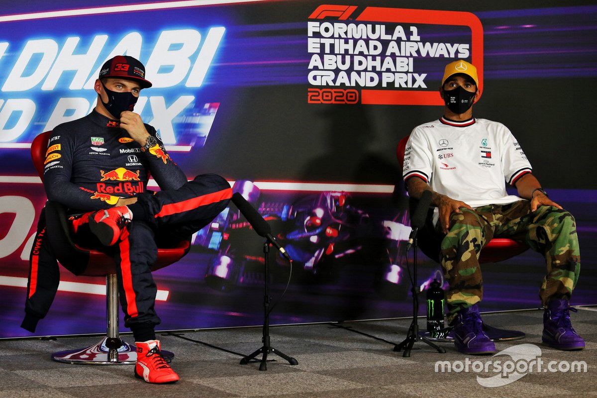 Il Pole man Max Verstappen, Red Bull Racing, e Lewis Hamilton, Mercedes-AMG F1, nella conferenza stampa dopo le Qualifiche