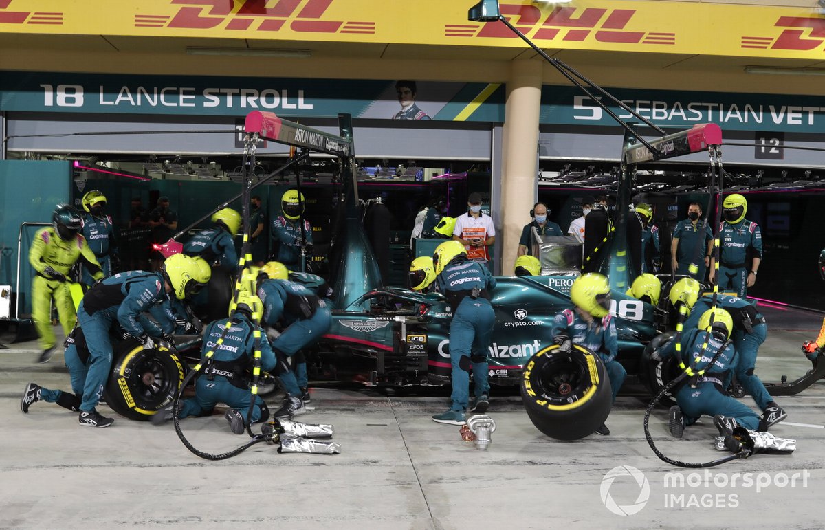 Lance Stroll, Aston Martin AMR21, ai box