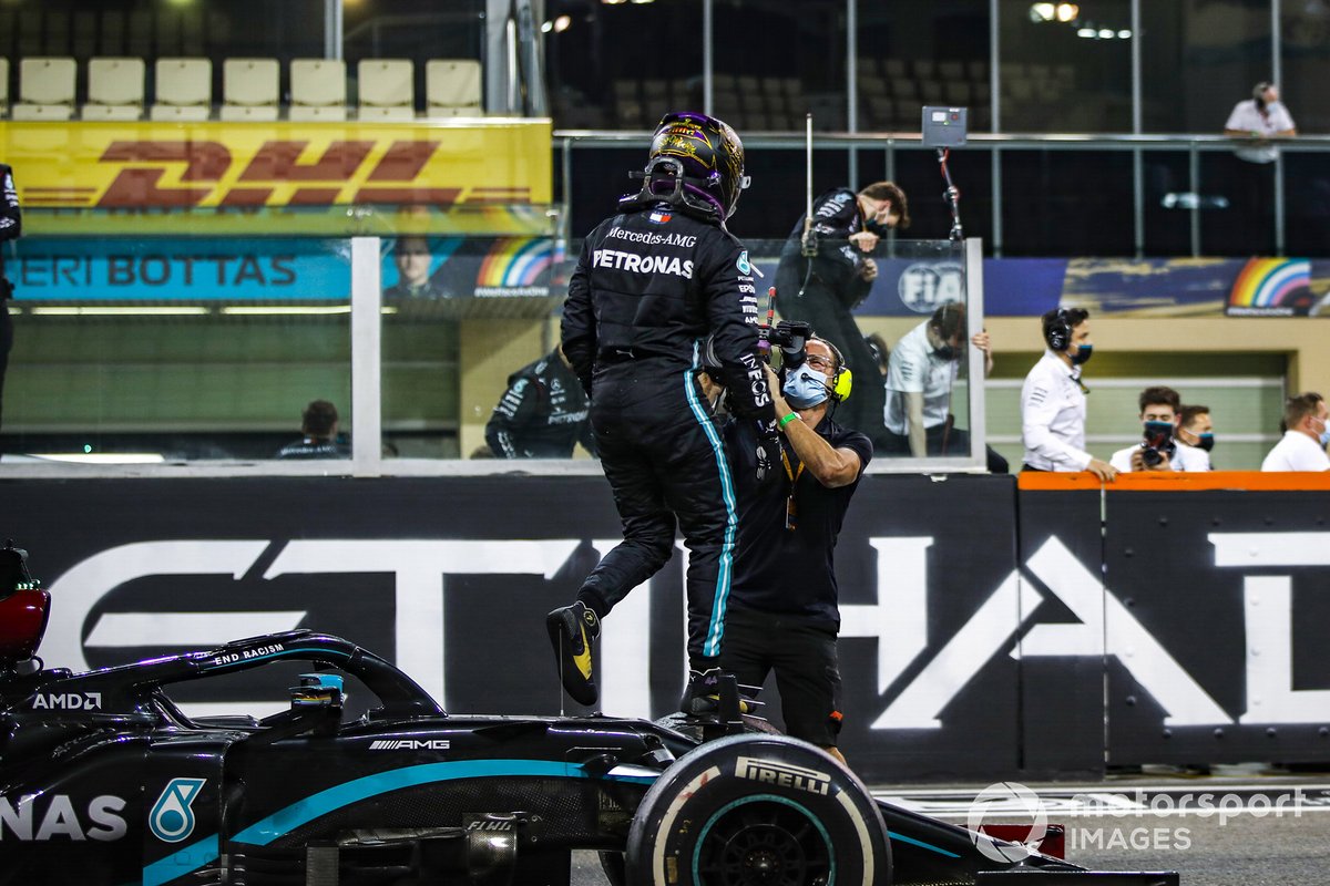 Lewis Hamilton, Mercedes-AMG F1, terzo classificato, esce dalla sua auto
