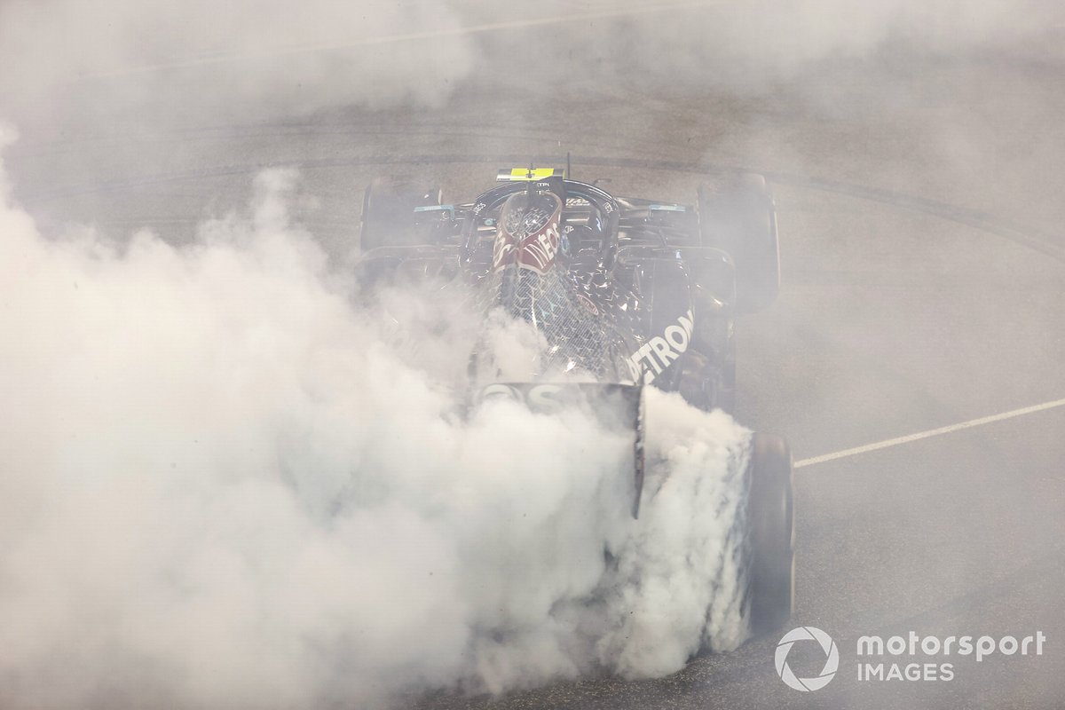 Valtteri Bottas, Mercedes F1 W11, 2ª posición, realiza unos donuts de celebración