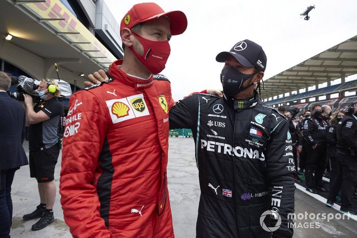 Sebastian Vettel, Ferrari, y Lewis Hamilton, Mercedes-AMG F1