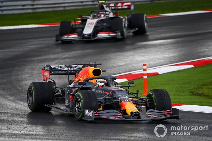 Max Verstappen, Red Bull Racing RB16, Kevin Magnussen, Haas VF-20