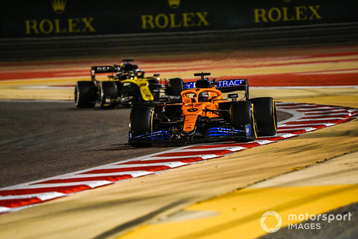 Carlos Sainz Jr., McLaren MCL35, Daniel Ricciardo, Renault F1 Team R.S.20