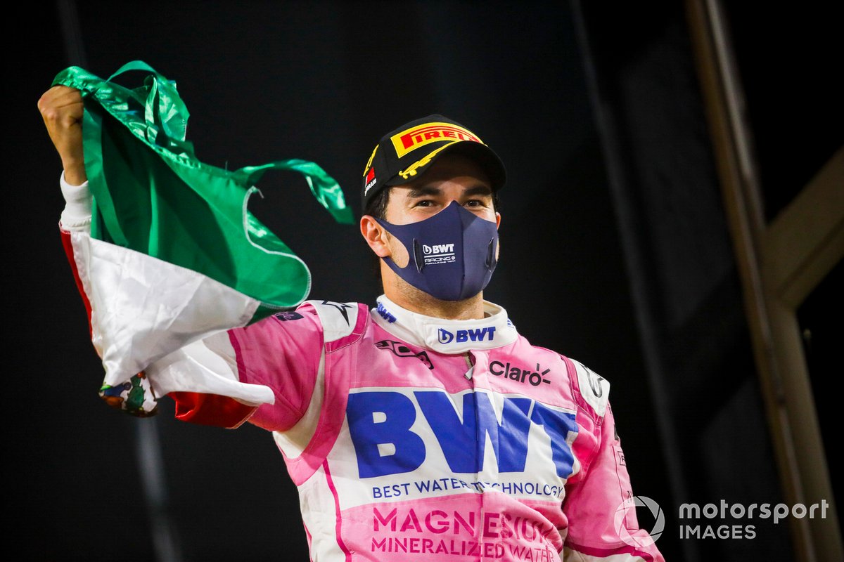 Podio: ganador Sergio Pérez, Racing Point, celebra con una bandera mexicana