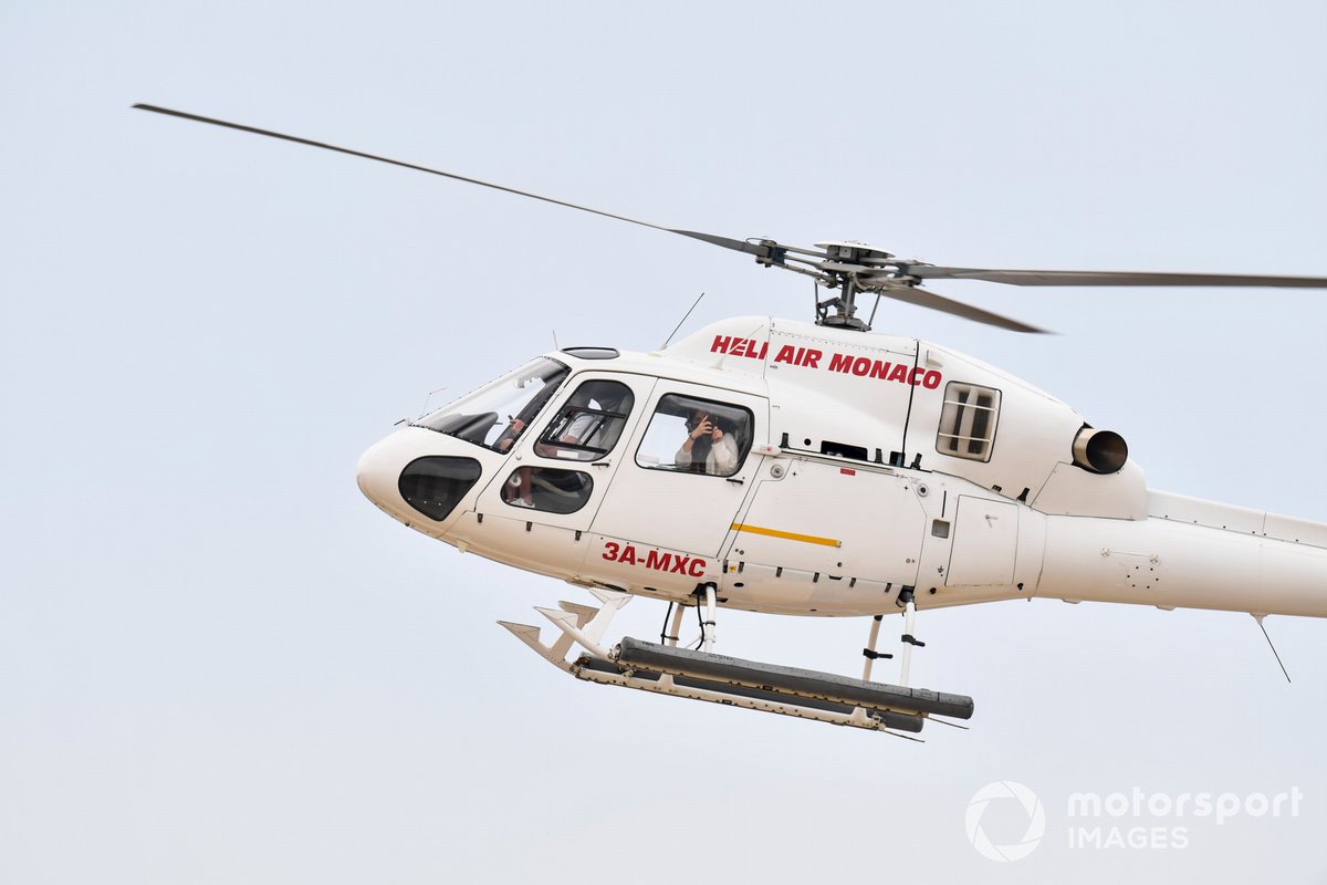 Un helicóptero Airbus AS355 Ecureuil 2 aterriza en el circuito