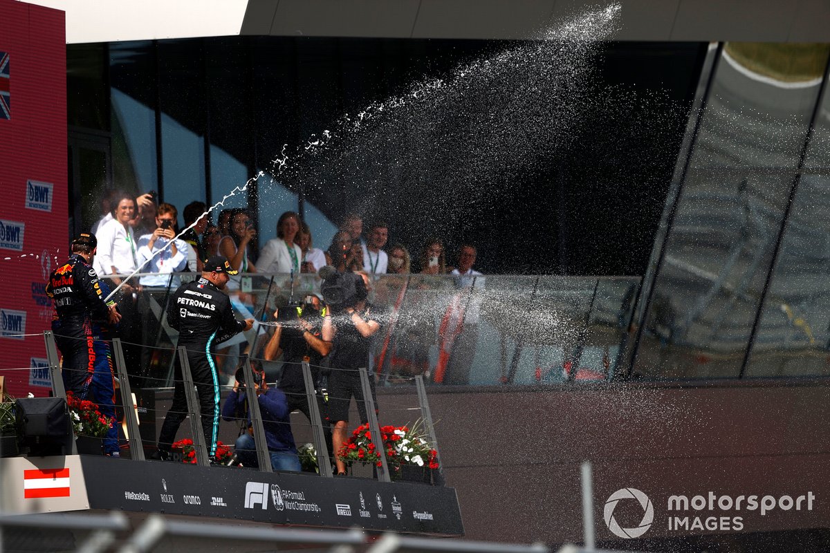 Podio: segundo lugar Valtteri Bottas, Mercedes, Toyoharu Tanabe, Director técnico F1 Honda, ganador Max Verstappen, Red Bull Racing , tercer lugar Lando Norris, McLaren