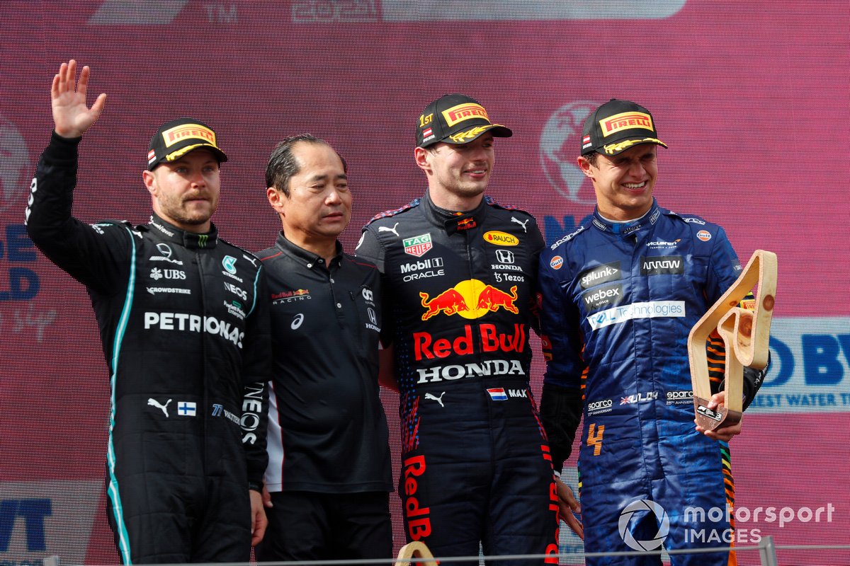Podio: segundo lugar Valtteri Bottas, Mercedes, Toyoharu Tanabe, Director técnico F1 Honda, ganador Max Verstappen, Red Bull Racing , tercer lugar Lando Norris, McLaren