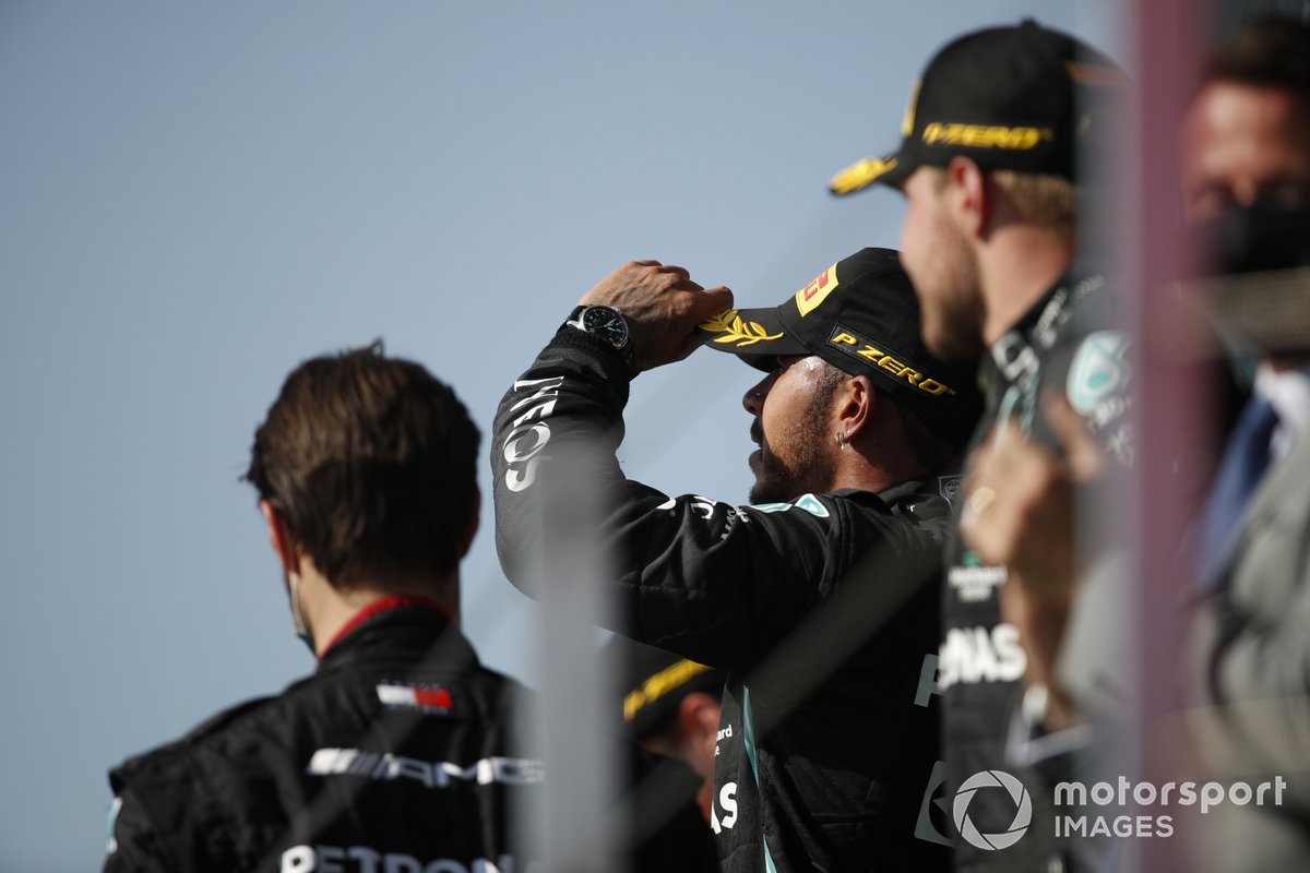 Lewis Hamilton, Mercedes, primo classificato, sul podio
