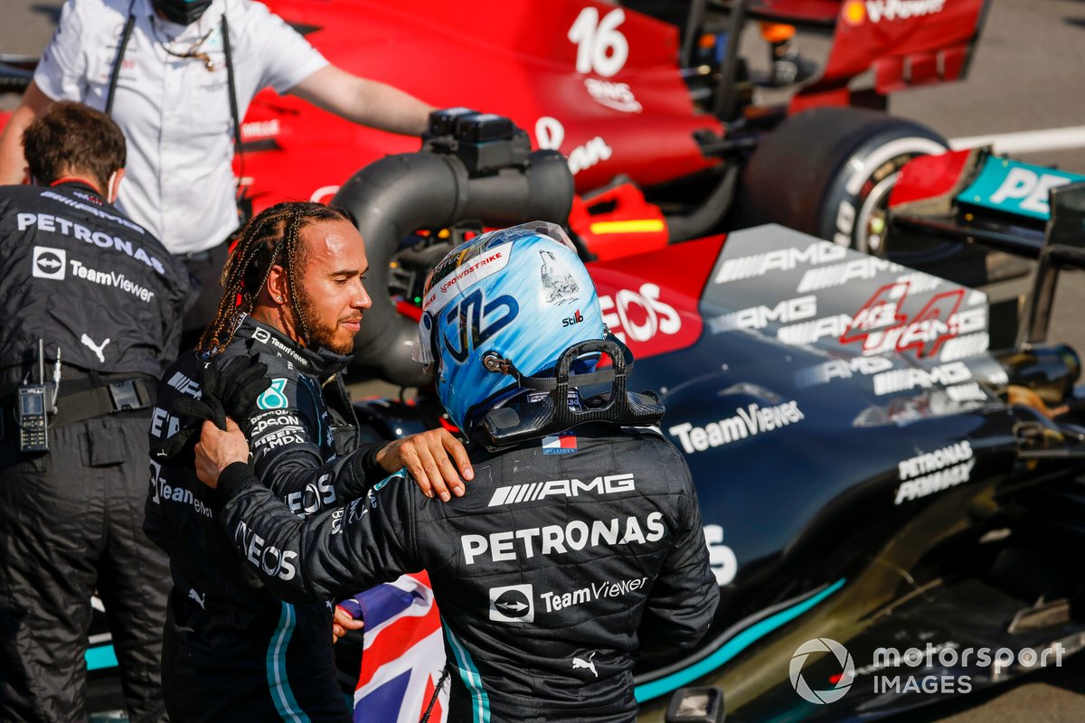Valtteri Bottas, Mercedes, si congratula con Lewis Hamilton, Mercedes, primo classificato, al Parc Ferme