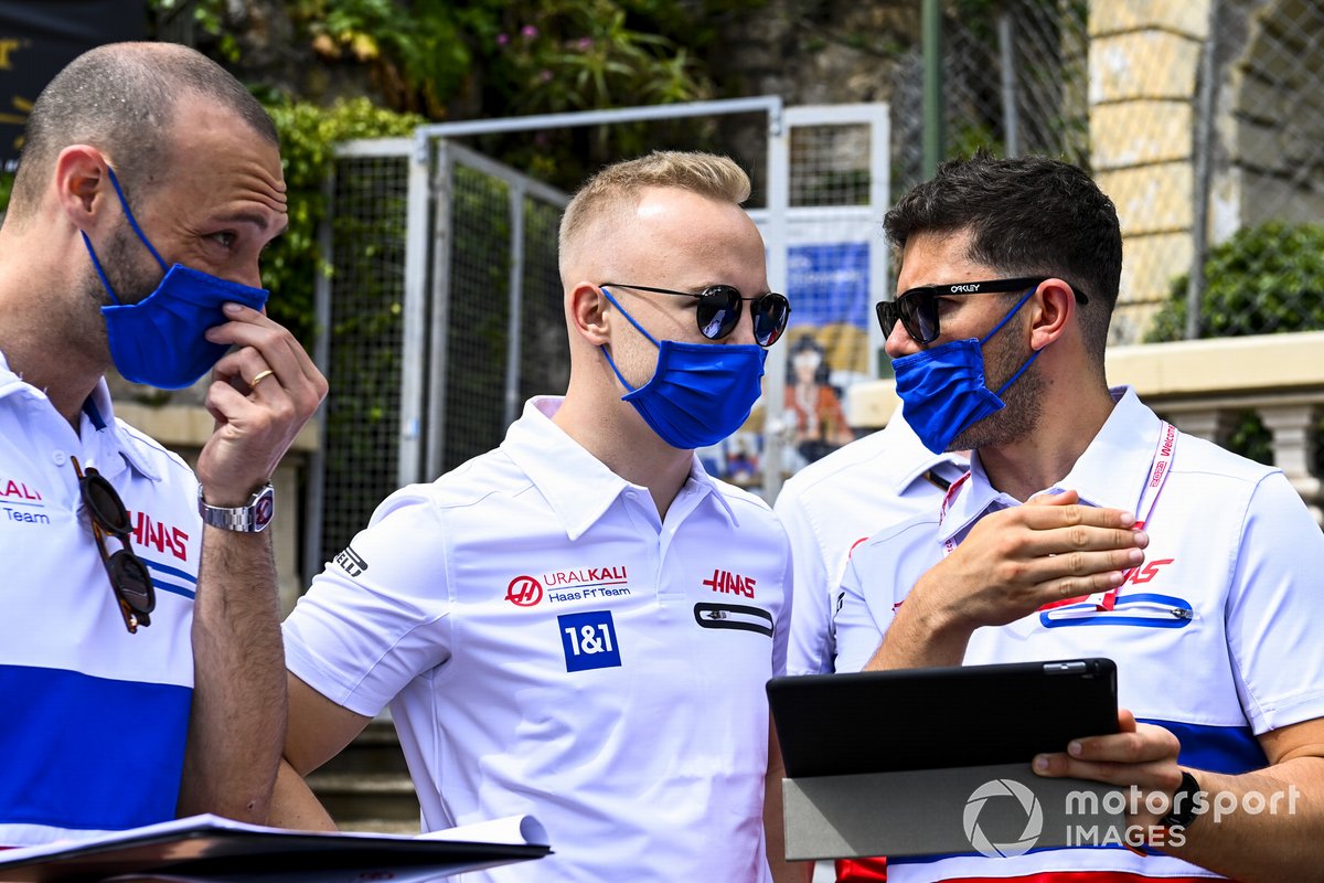 Un Ferrari y Nikita Mazepin, Haas F1, con su equipo