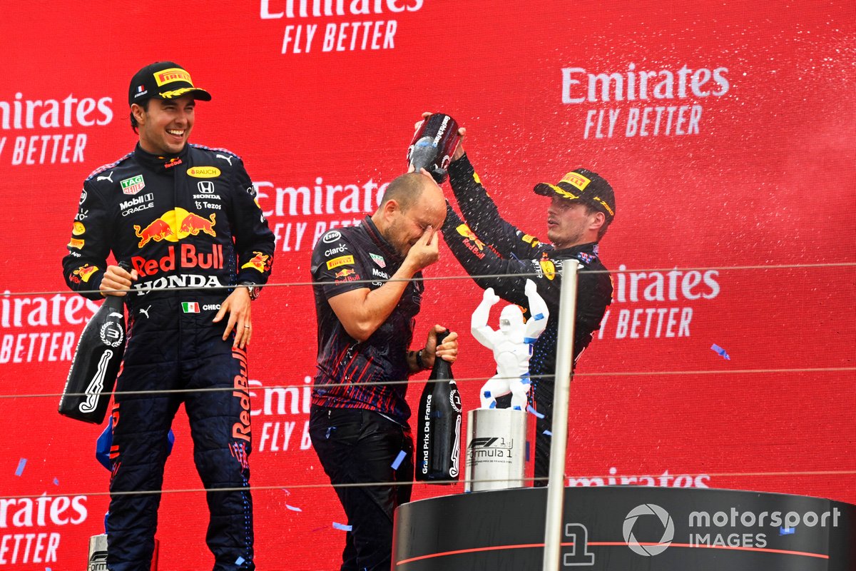 Podio: Gianpiero Lambiase, Ingeniero de carreras de Red Bull Racing, tercer lugar Sergio Pérez, Red Bull Racing, ganador de la carrera Max Verstappen, Red Bull Racing