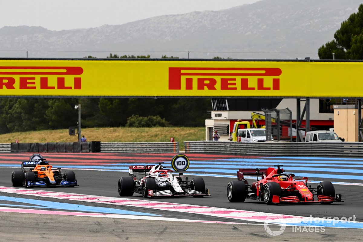 Charles Leclerc, Ferrari SF21, precede Kimi Raikkonen, Alfa Romeo Racing C41, e Daniel Ricciardo, McLaren MCL35M