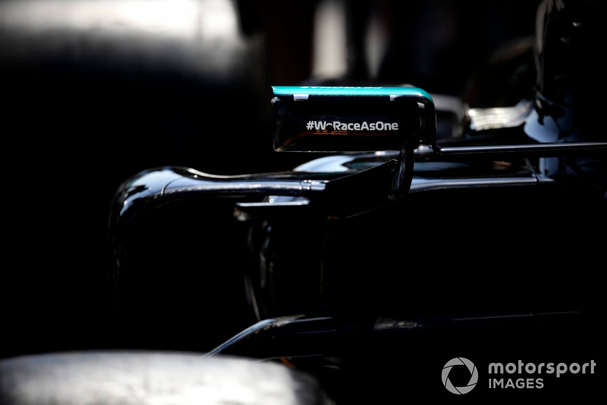Il logo We Race As One sullo specchietto di Lewis Hamilton, Mercedes W12
