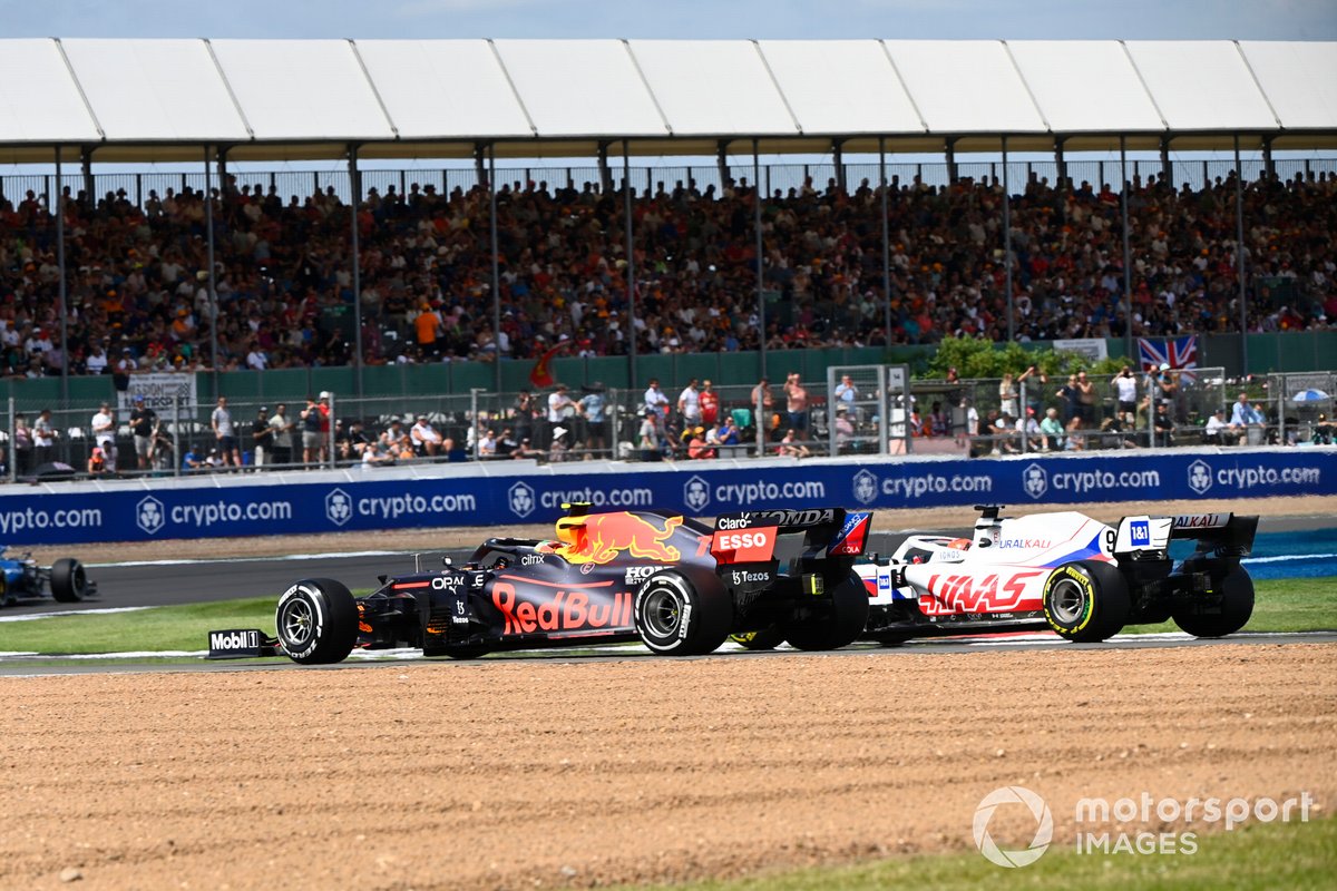 Sergio Perez, Red Bull Racing RB16B, Nikita Mazepin, Haas VF-21