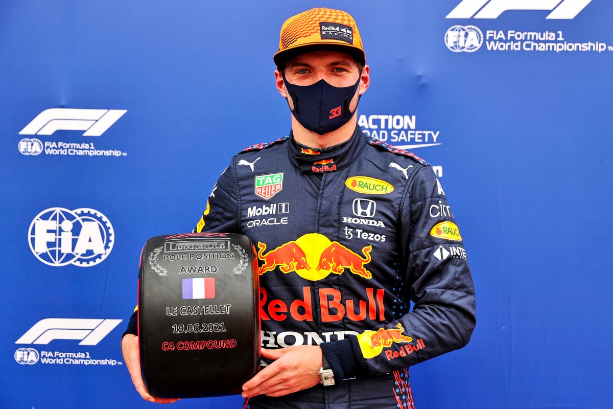 Pole Sitter Max Verstappen, Red Bull Racing con il premio Pirelli Pole Position