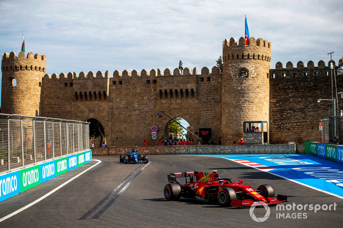 Carlos Sainz Jr., Ferrari SF21, Fernando Alonso, Alpine A521