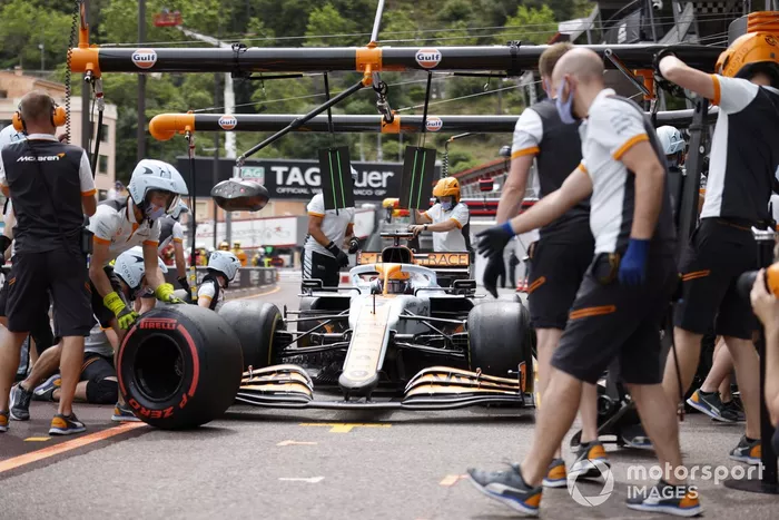 Daniel Ricciardo, McLaren MCL35M en pits