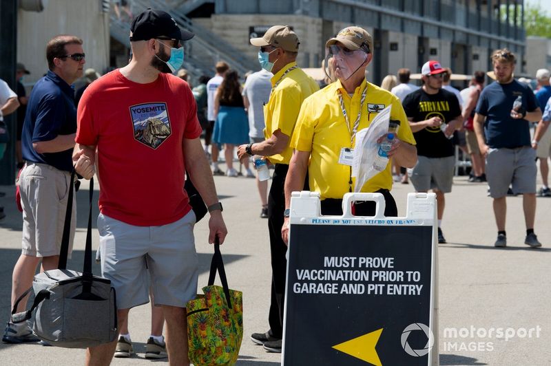 El miembro de la Patrulla de Seguridad responde a la pregunta de un fan sobre el estado de la vacuna.