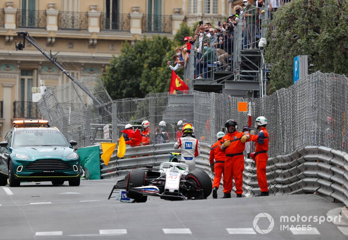 Los oficiales de pista asisten a Mick Schumacher, Haas VF-21, tras su accidente en la FP3