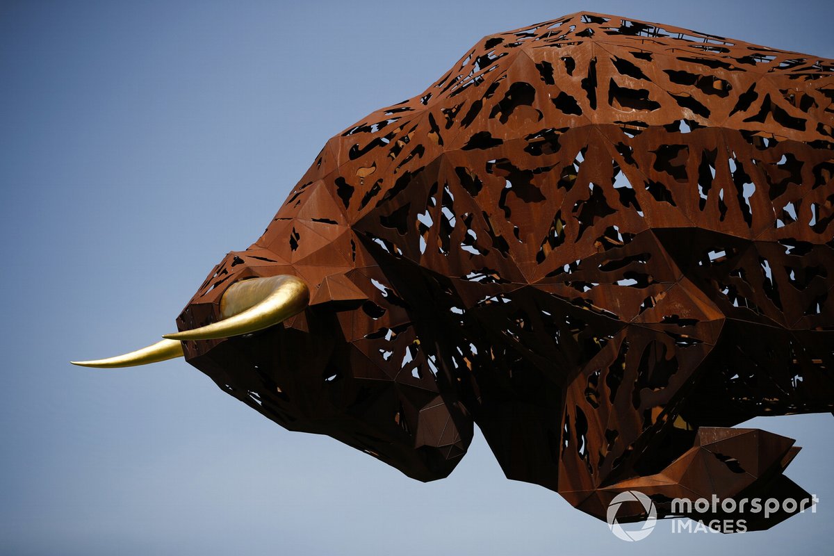 Escultura del toro de Red Bull