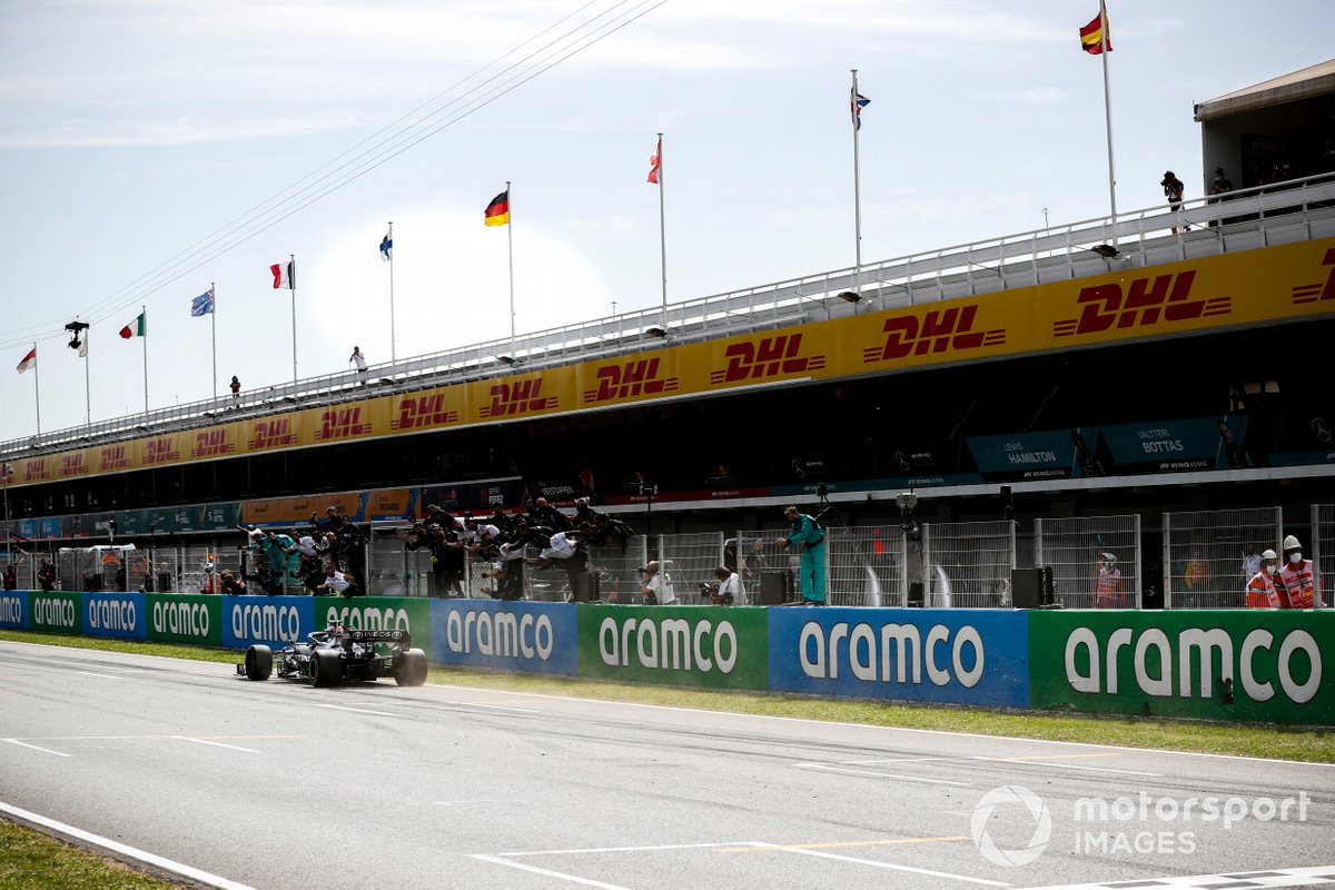 Ganador de la carrera Lewis Hamilton, Mercedes W12 cruza la meta