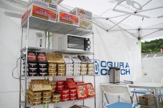 #104 ROOKIE RACINGのピット裏にスタッフ用に用意されたインスタント食品