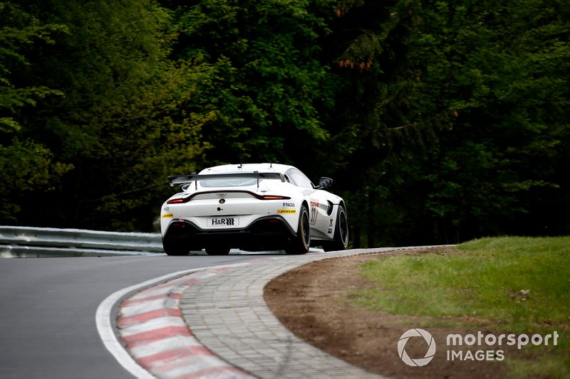 #37 AMR Performance Centre Aston Martin Vantage AMR GT4: Jamie Chadwick, Peter Cate, Alexander Brundle