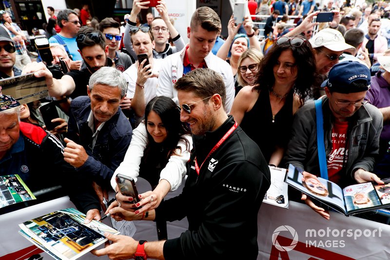 Romain Grosjean, Haas F1 poses for a selfie with a fan