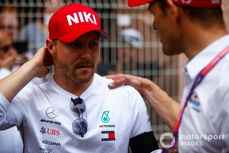 Valtteri Bottas, Mercedes AMG F1, con indosso il suo cappellino in tributo a Niki Lauda