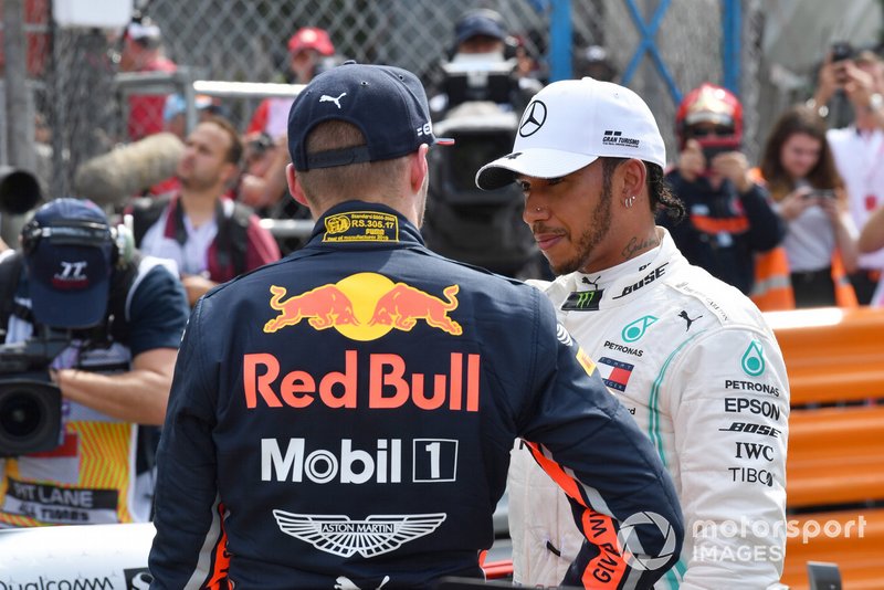 Max Verstappen, Red Bull Racing, parla con Lewis Hamilton, Mercedes AMG F1, dopo le Qualifiche