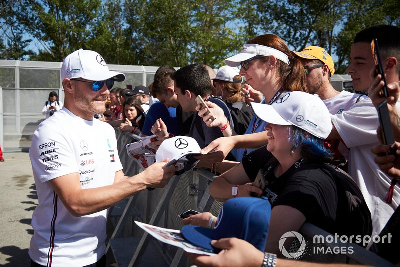 Valtteri Bottas, Mercedes AMG F1 signs an autograph for a fan