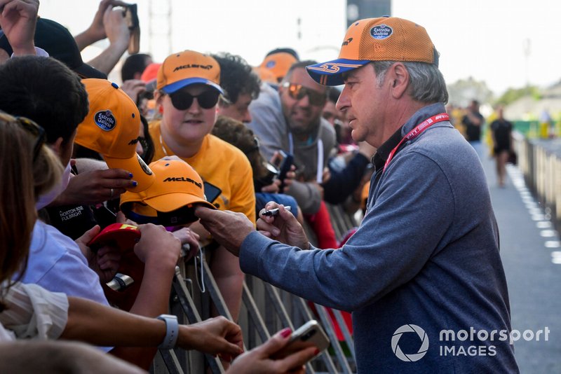 Carlos Sainz padre firma autógrafos