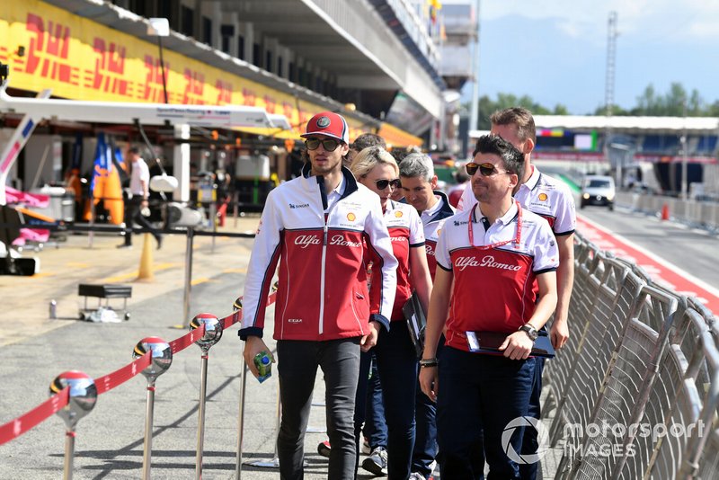 Antonio Giovinazzi, Alfa Romeo Racing in the pit lane