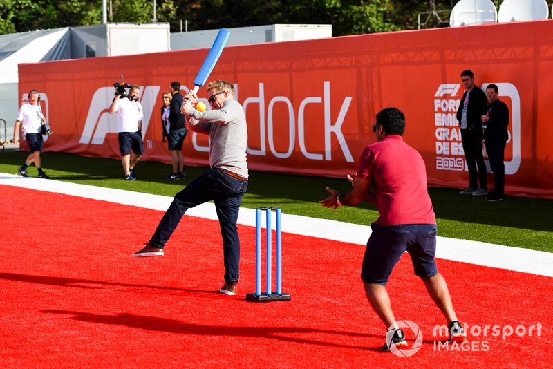 Simon Lazenby, Sky TV and Karun Chandhok, Sky TV play Cricket in the paddock