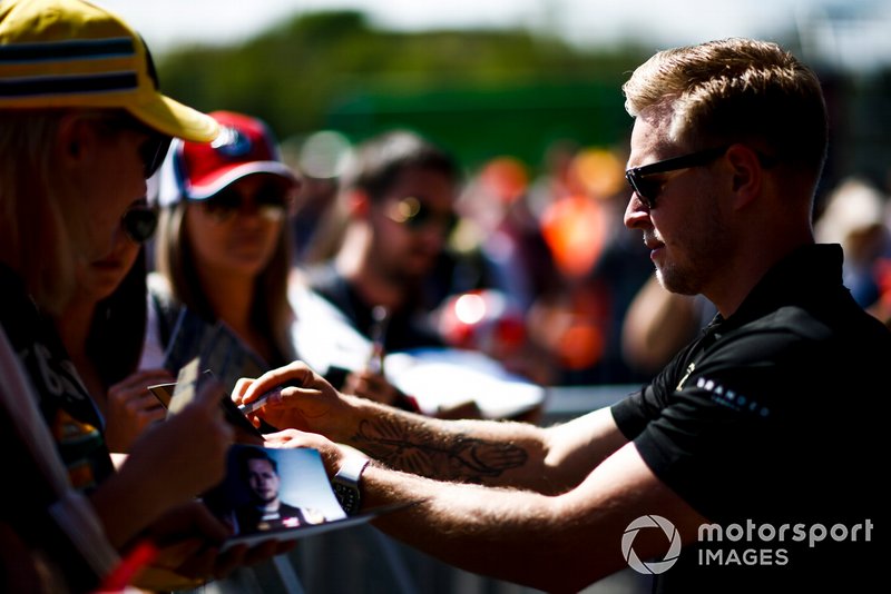 Kevin Magnussen, Haas F1 signs an autograph for a fan
