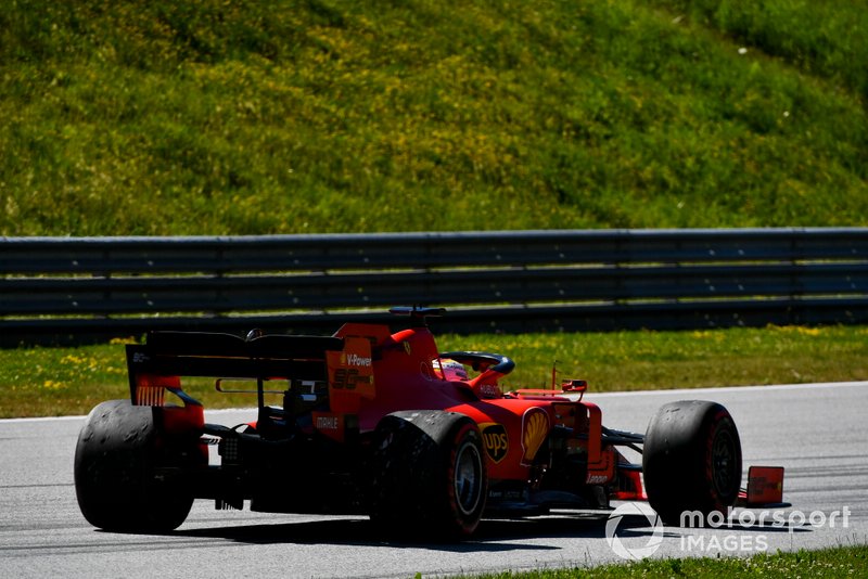 Sebastian Vettel, Ferrari SF90, torna lentamente ai box, dopo un'escursione fuori pista