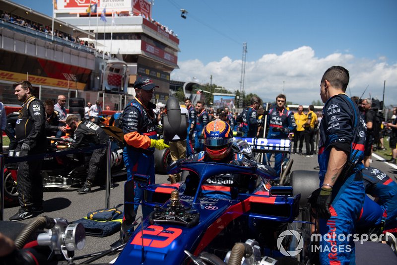 Alexander Albon, Toro Rosso STR14, arriva in griglia di partenza