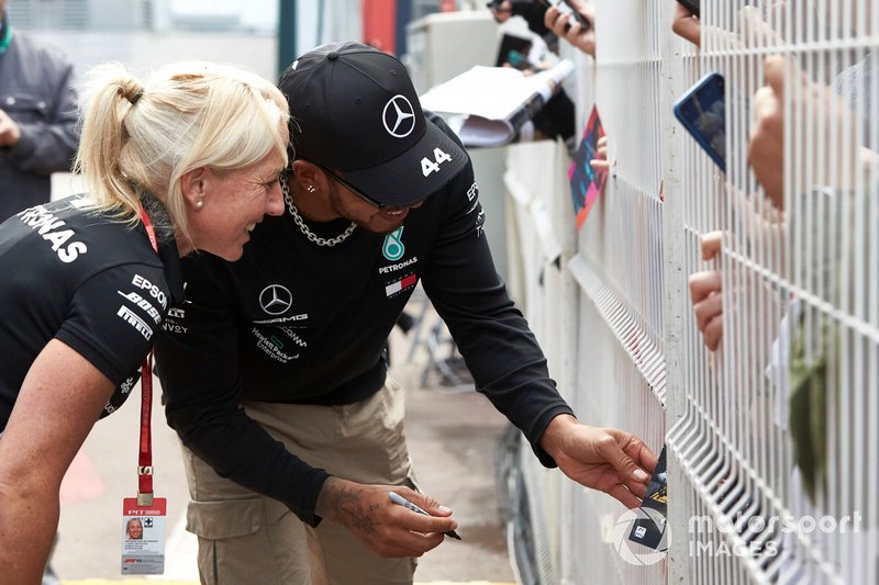 Lewis Hamilton, Mercedes AMG F1 signs an autograph for a fan with Angela Cullen of Lewis Hamilton 