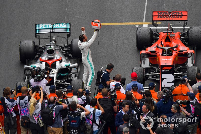 Lewis Hamilton, Mercedes AMG F1, prima posizione, festeggia all'arrivo al Parc Ferme