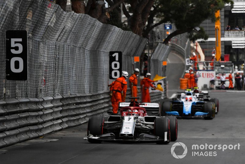 Marshals stand aside as Kimi Raikkonen, Alfa Romeo Racing C38, leads Robert Kubica, Williams FW42, and George Russell, Williams Racing FW42