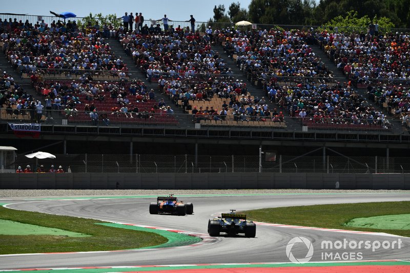Carlos Sainz Jr., McLaren MCL34, leads Daniel Ricciardo, Renault R.S.19