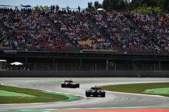 Carlos Sainz Jr., McLaren MCL34, en Daniel Ricciardo, Renault R.S.19