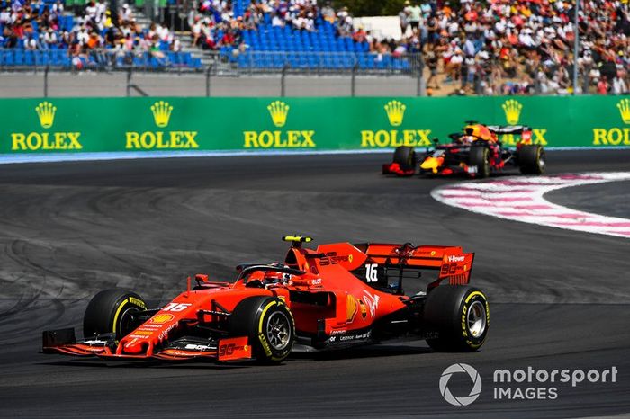 Charles Leclerc, Ferrari SF90 y Max Verstappen, Red Bull Racing RB15 