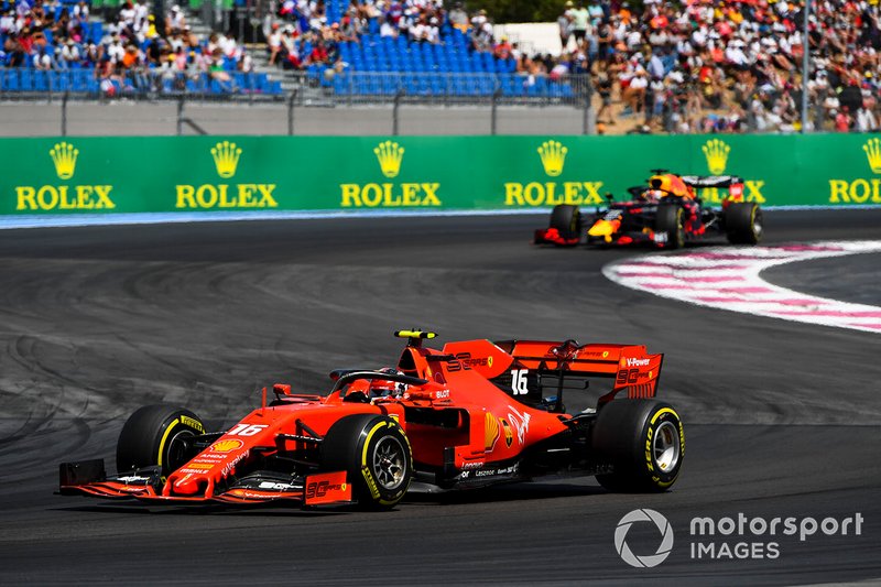 Charles Leclerc, Ferrari SF90 y Max Verstappen, Red Bull Racing RB15