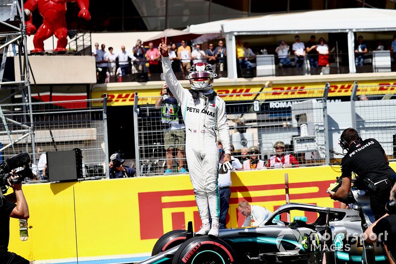 Lewis Hamilton comemorando a pole